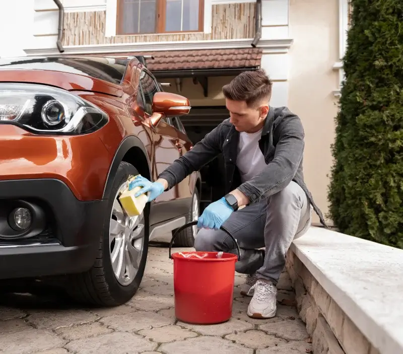 Lavage auto à domicile Le Grand-Pressigny : professionnel intervenant sur un véhicule